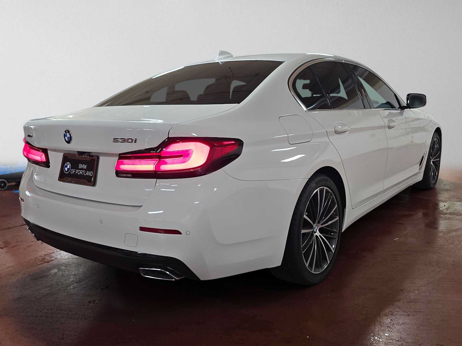 Used 2023 BMW 530i xDrive w/ Premium Package AWD/4WD image 3