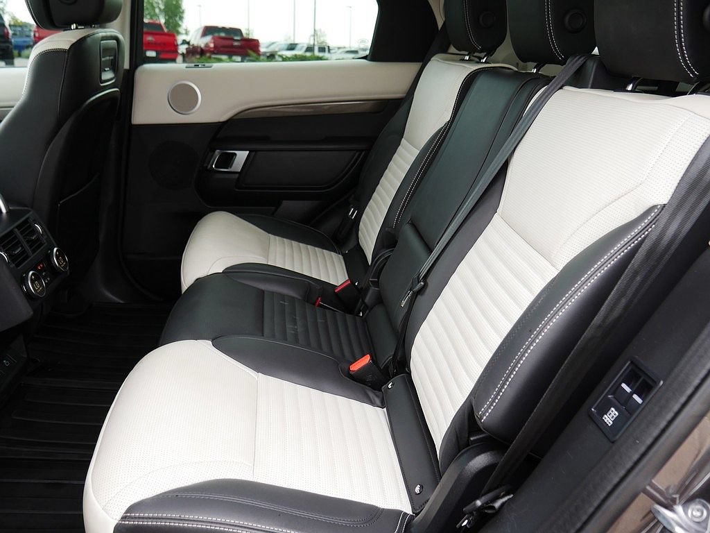 Used 2025 Land Rover Discovery Metropolitan Edition AWD/4WD image 16