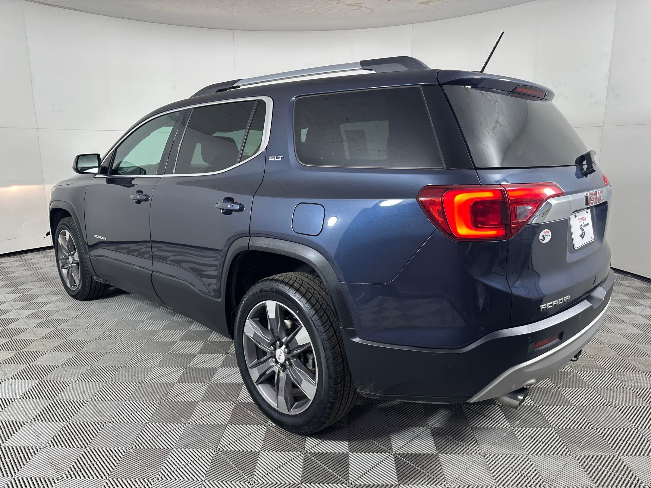 Used 2019 GMC Acadia SLT image 3