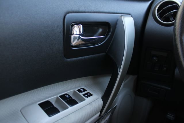 Used 2011 Nissan Rogue SV w/ Premium Pkg AWD/4WD image 12