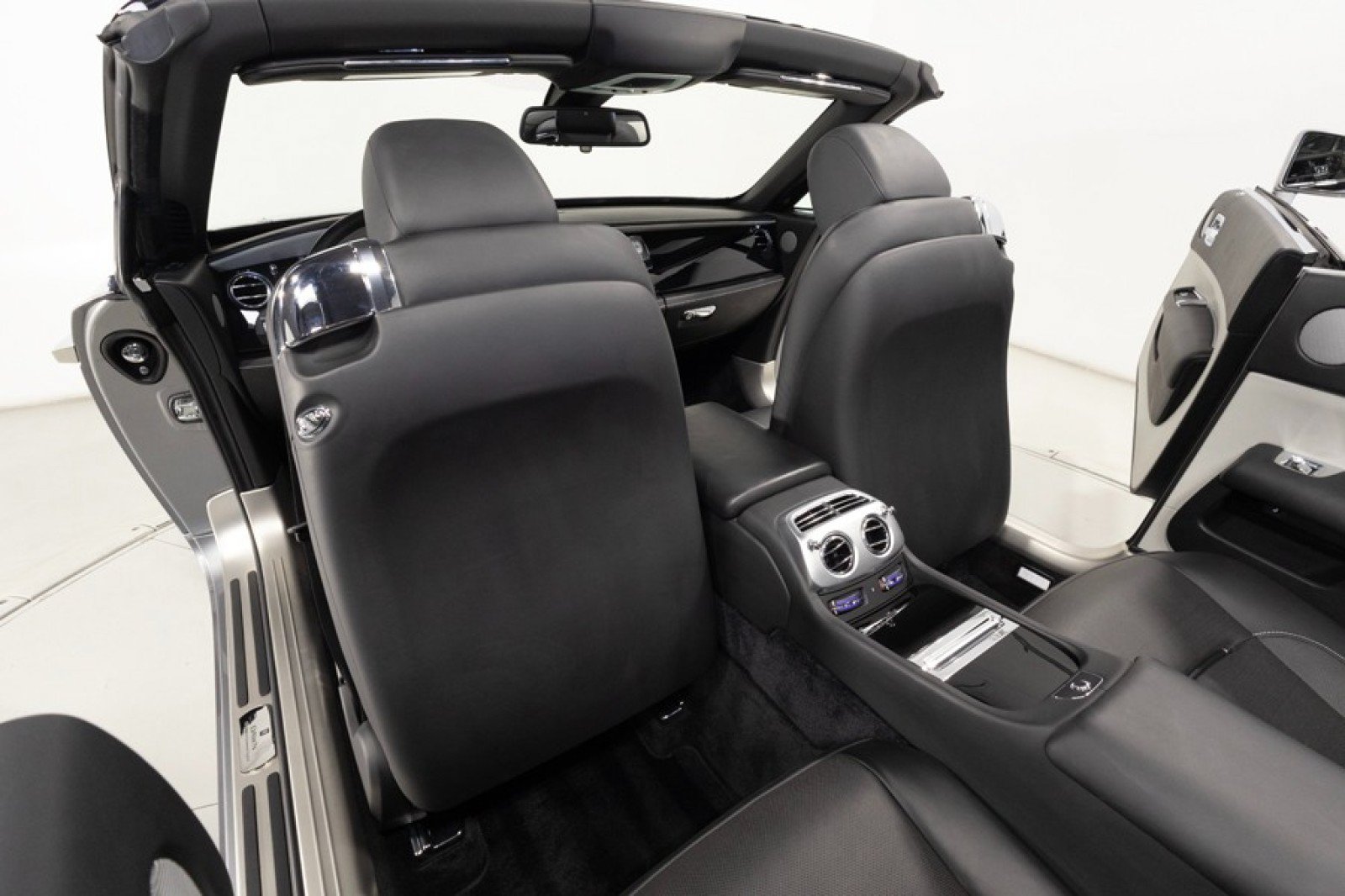 Used 2019 Rolls-Royce Dawn RWD image 45