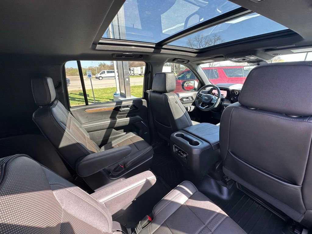 Used 2025 Chevrolet Suburban High Country AWD/4WD image 19