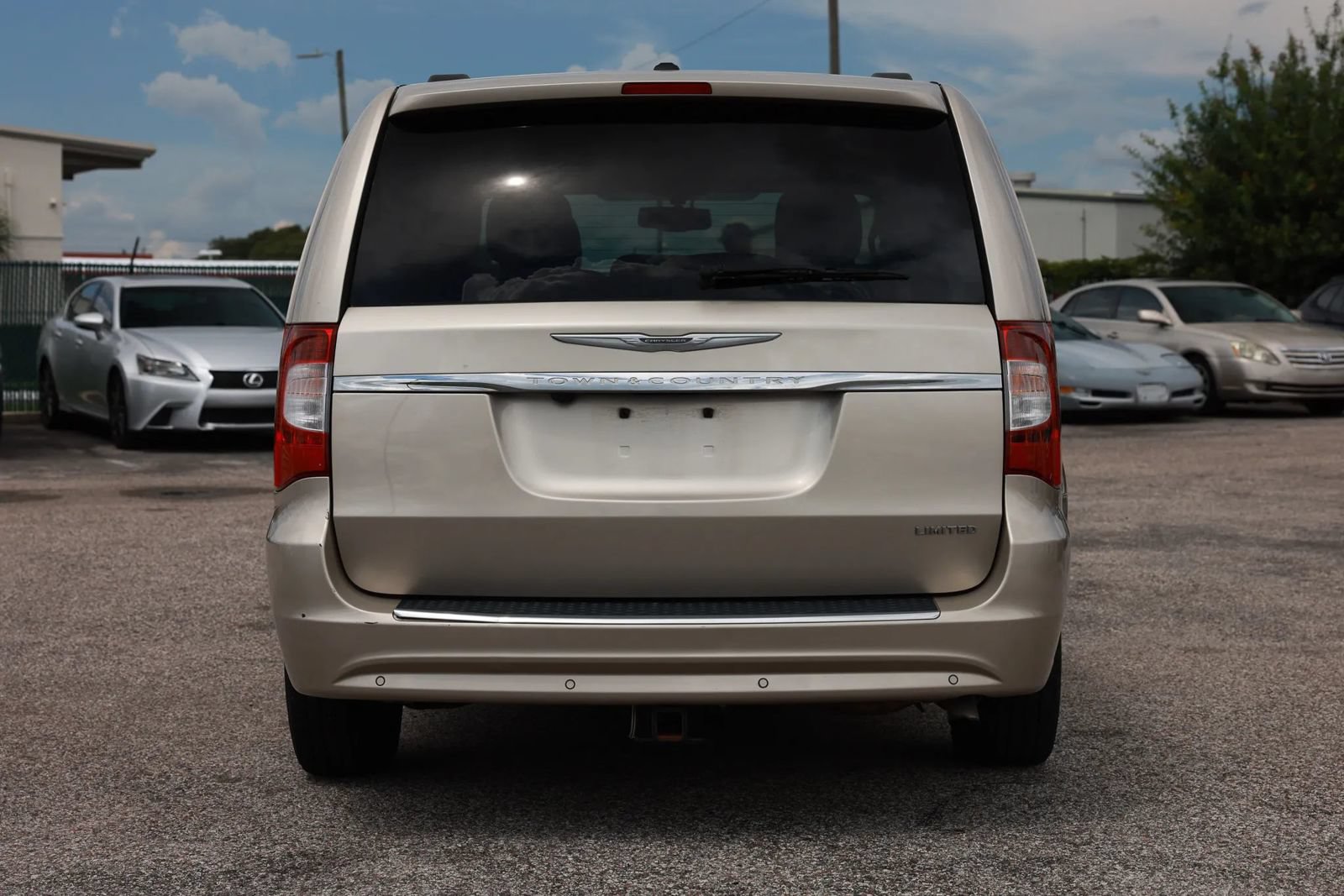 Used 2015 Chrysler Town & Country Limited Platinum FWD image 4