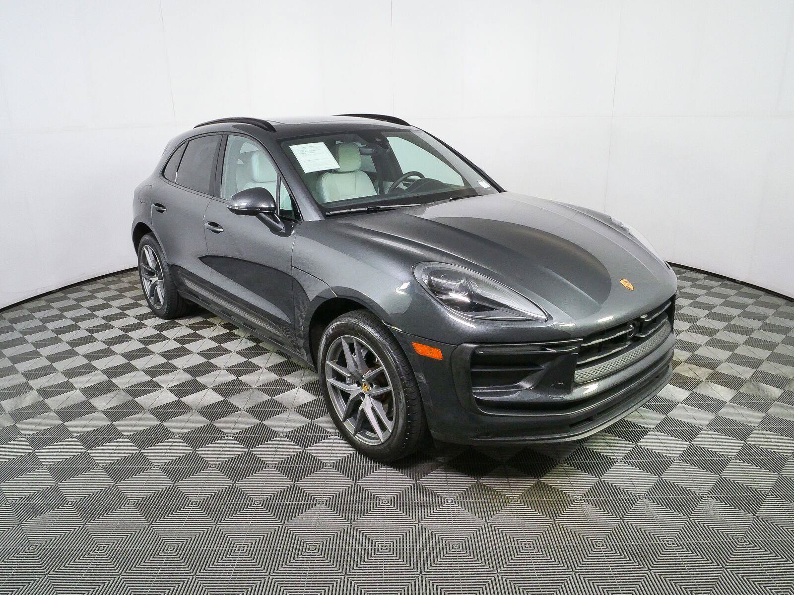 Certified 2024 Porsche Macan AWD/4WD image 24