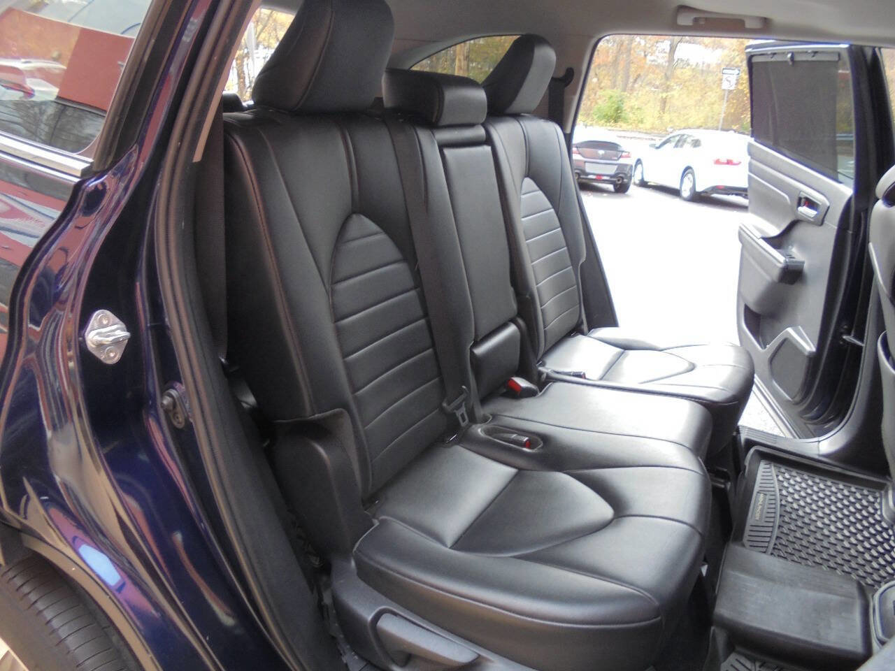 Used 2021 Toyota Highlander XLE AWD/4WD image 12