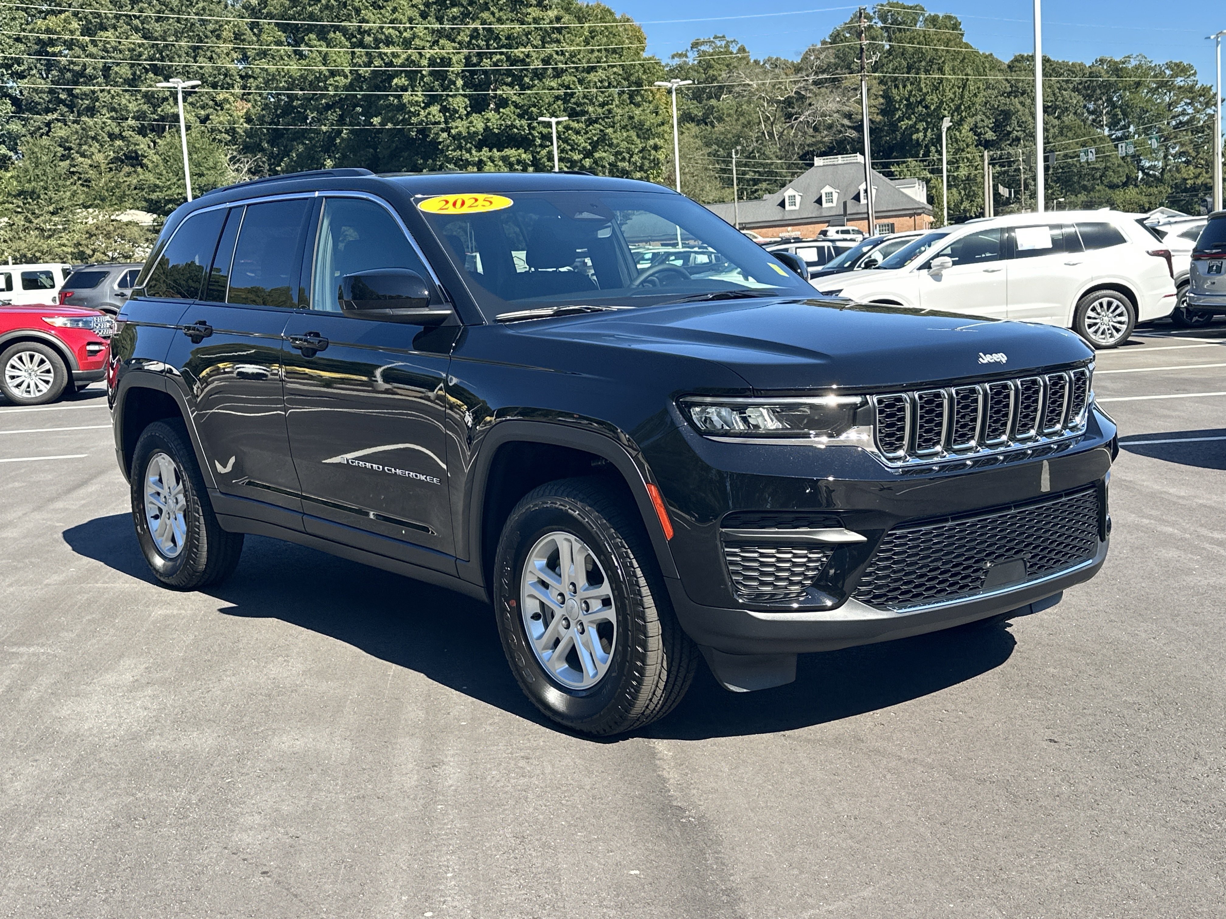 Used 2025 Jeep Grand Cherokee Laredo w/ Luxury Tech Group I RWD image 2