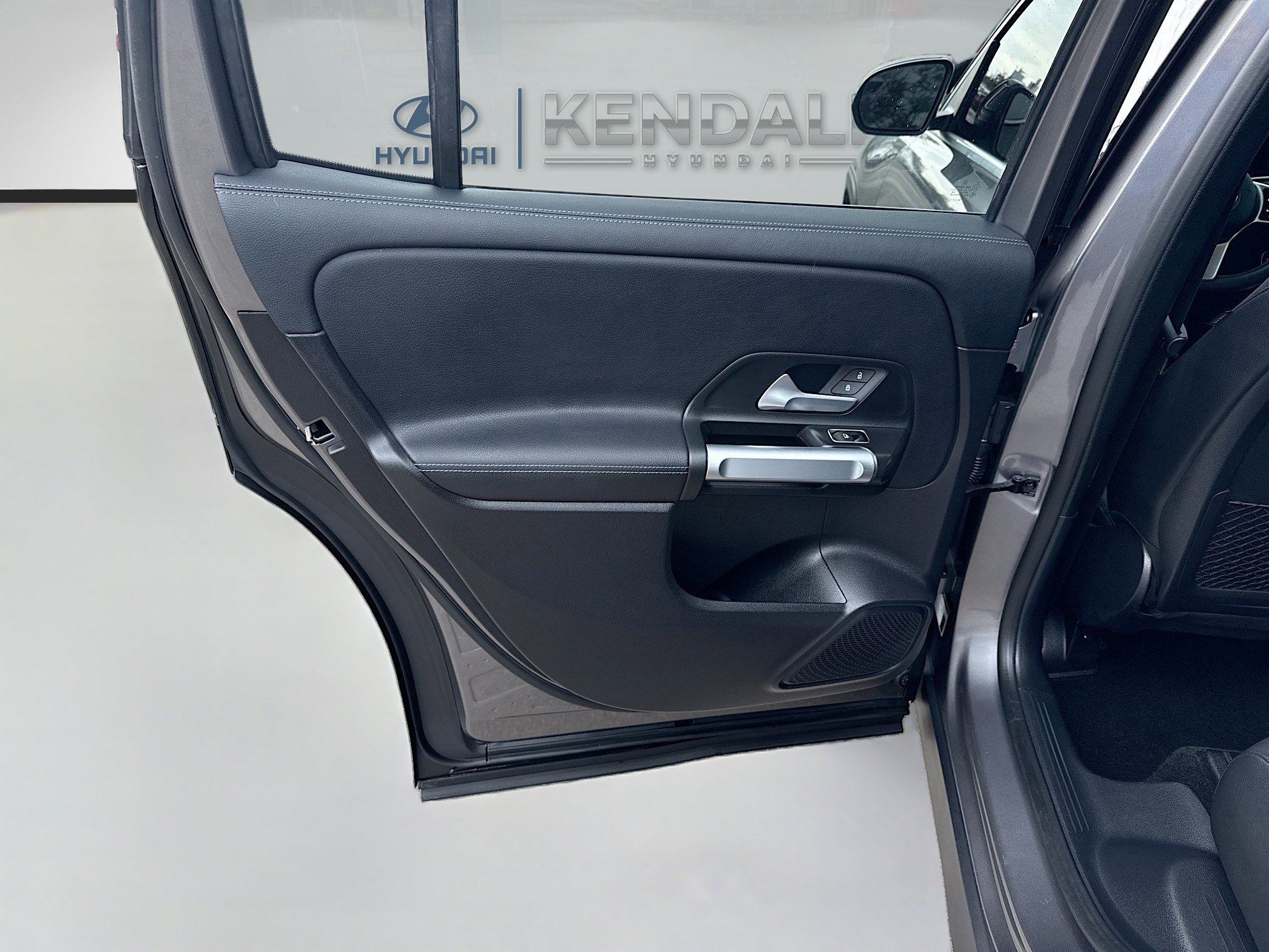 Used 2021 Mercedes-Benz GLB 250 4MATIC w/ Premium Package image 23