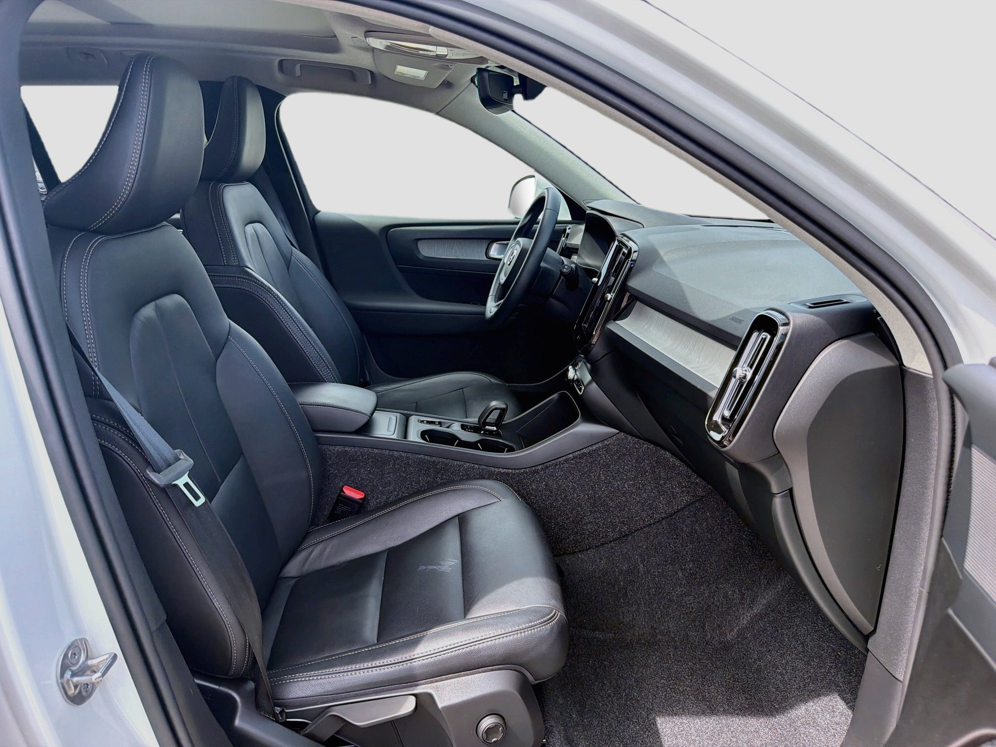 Used 2025 Volvo XC40 B5 Core AWD/4WD image 15