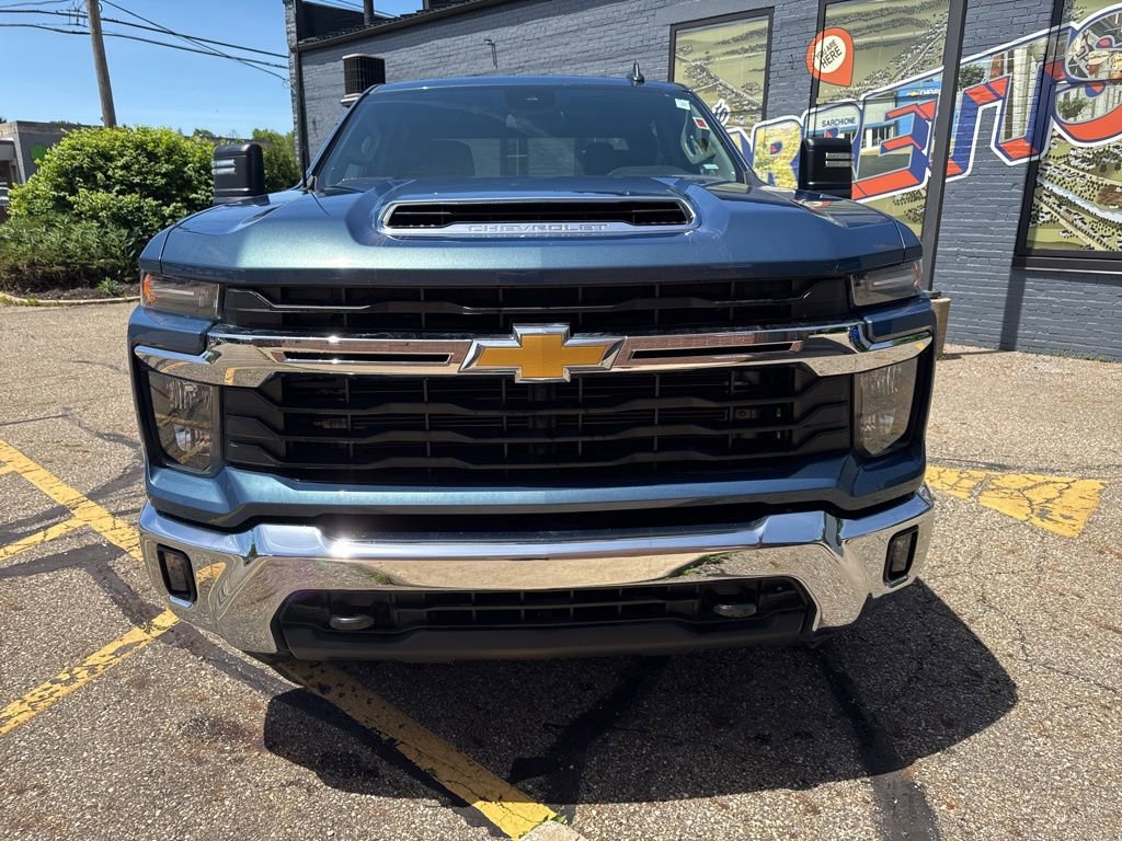 Used 2025 Chevrolet Silverado 2500 LT w/ Convenience Package AWD/4WD image 2