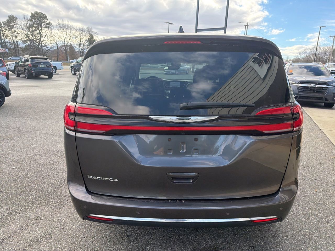Used 2023 Chrysler Pacifica Touring-L image 6