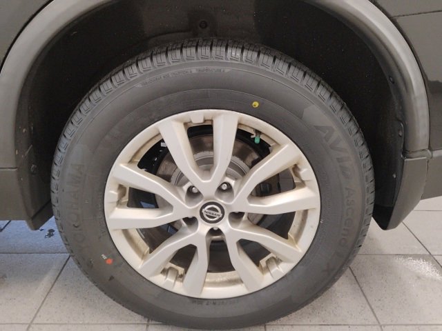 Used 2020 Nissan Rogue SV image 11