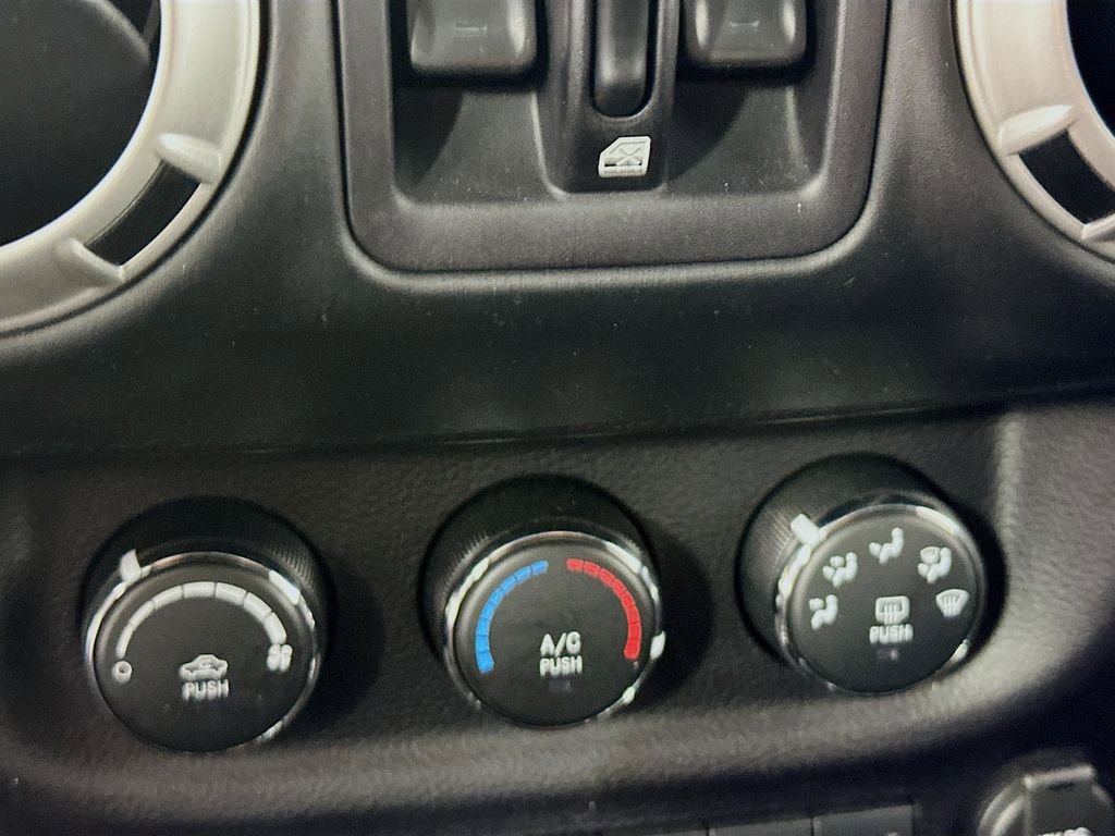 Used 2016 Jeep Wrangler Unlimited Rubicon w/ Connectivity Group image 14