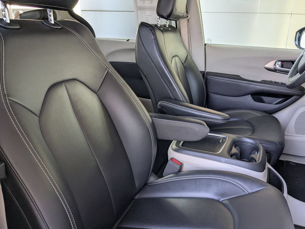 Used 2024 Chrysler Pacifica Touring-L FWD image 30