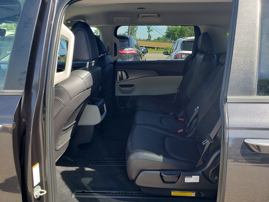 Used 2022 Kia Carnival LX FWD image 11