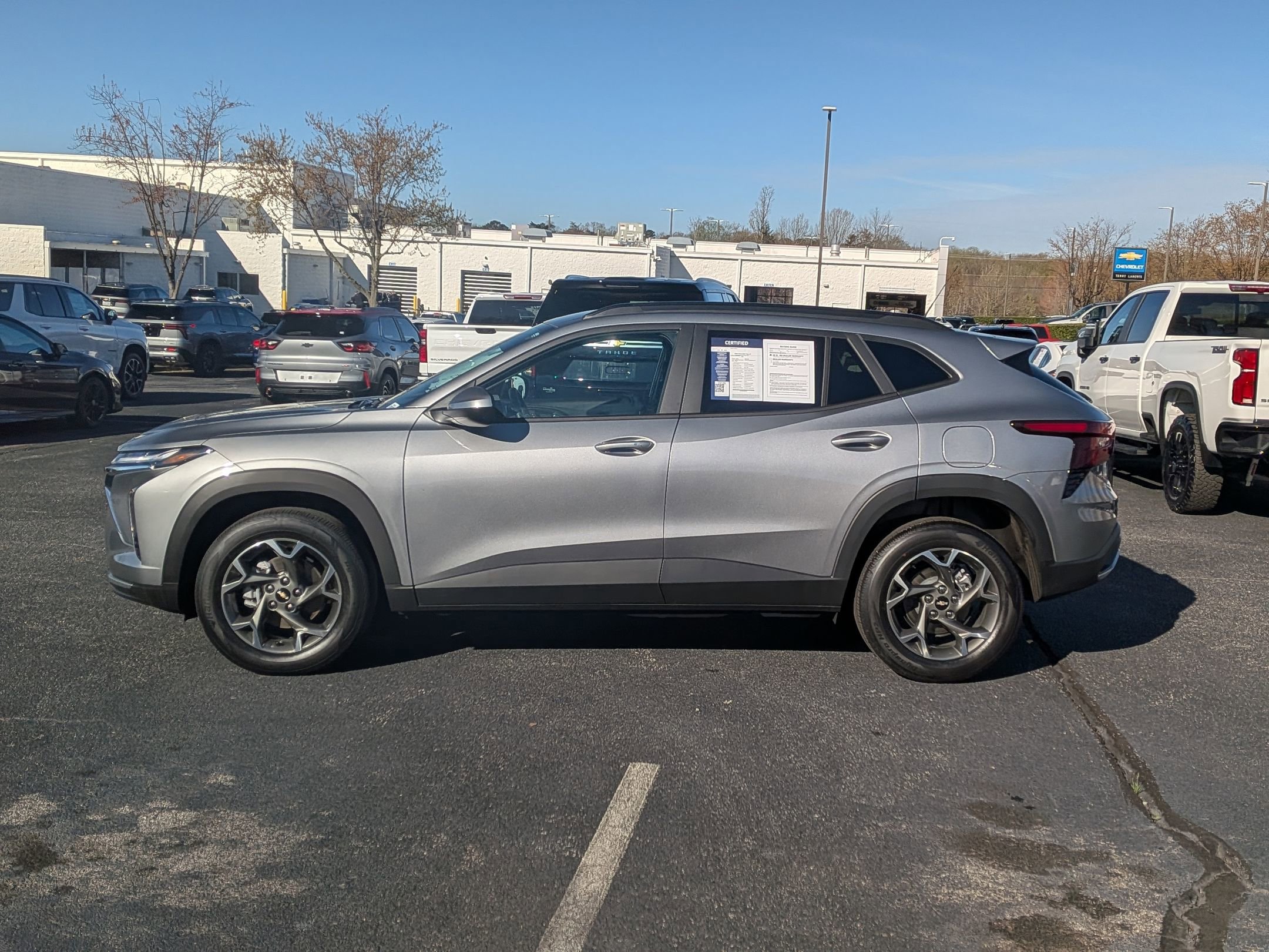 Used 2025 Chevrolet Trax LT w/ LT Convenience Package image 6