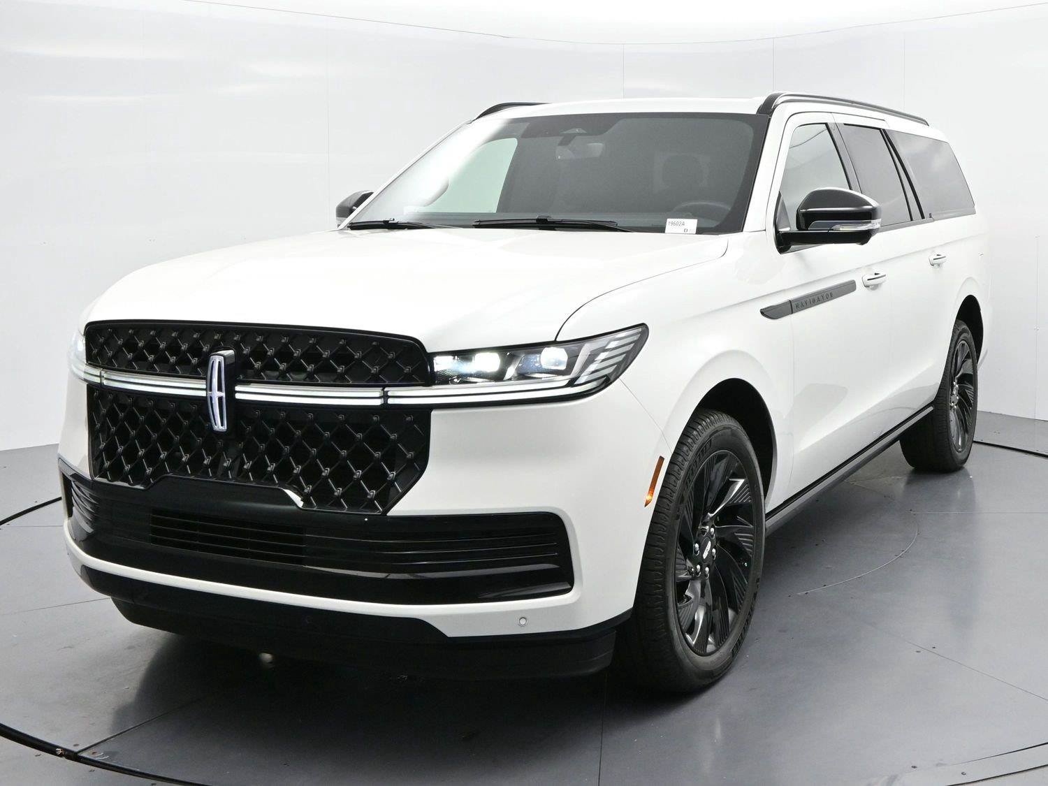 Used 2026 Lincoln Navigator L Reserve w/ Jet Appearance Package AWD/4WD image 3