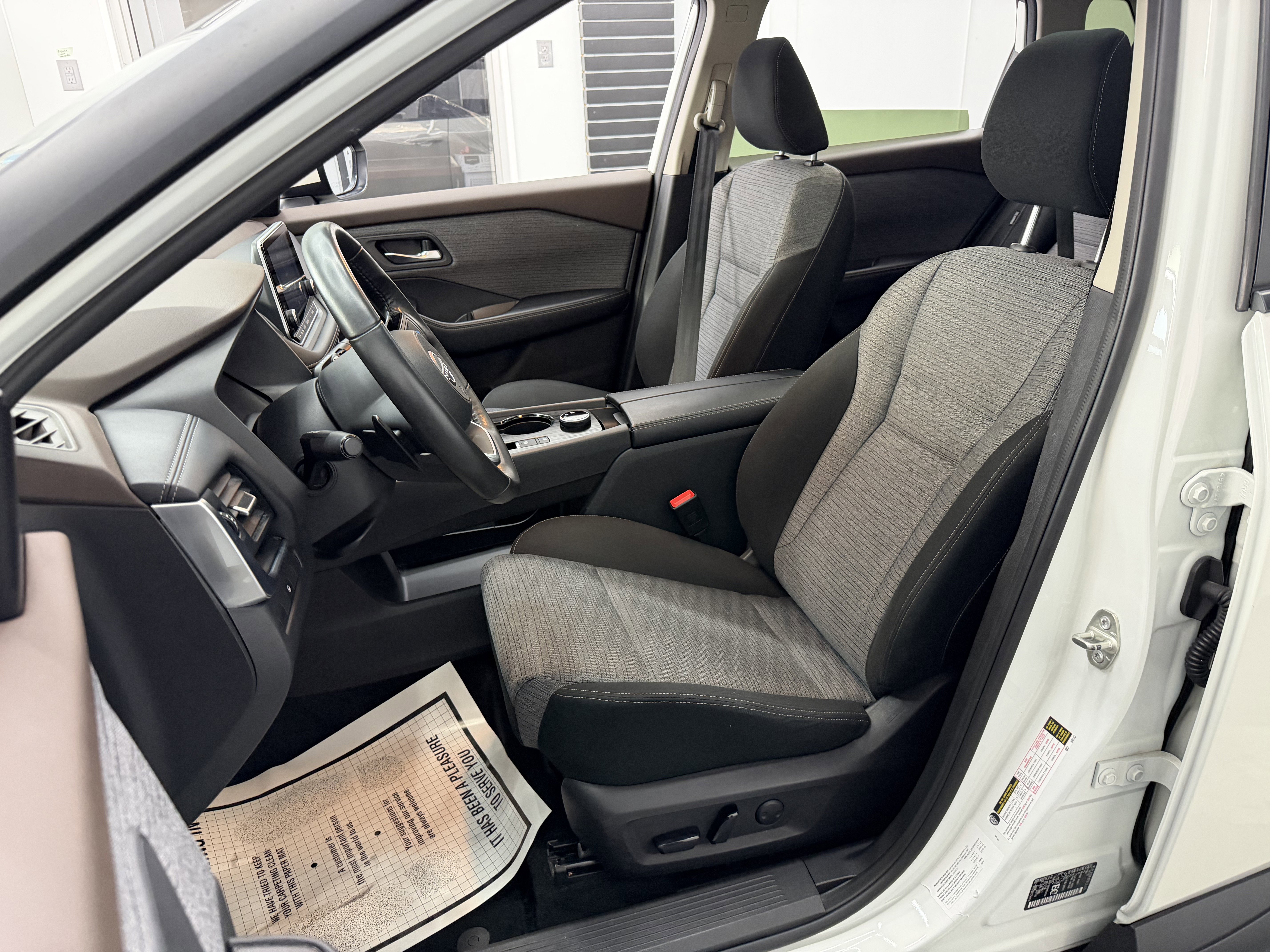 Used 2023 Nissan Rogue SV image 14