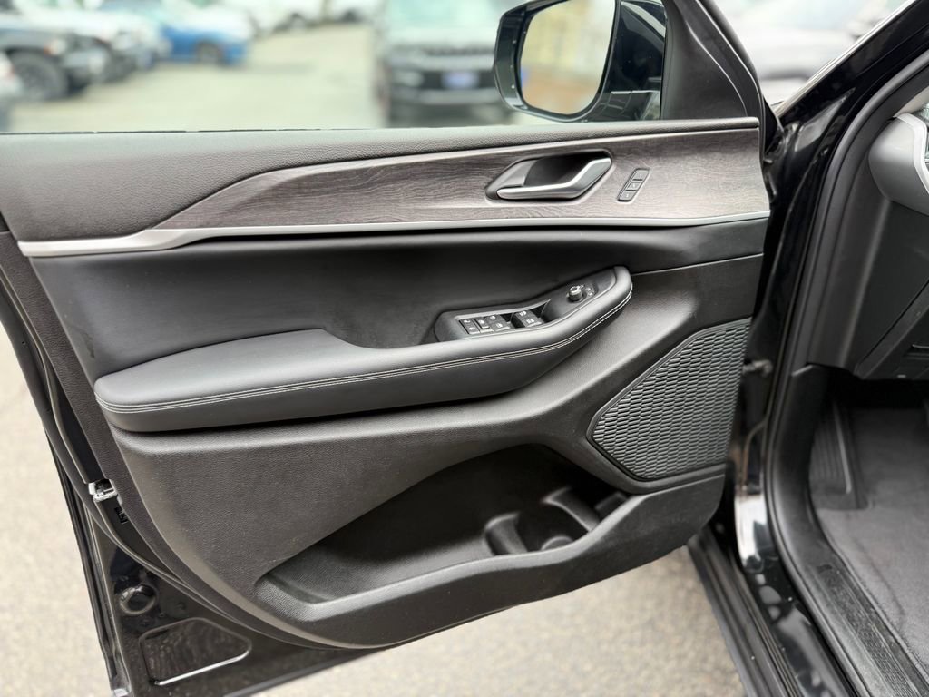 Used 2023 Jeep Grand Cherokee L Limited image 20