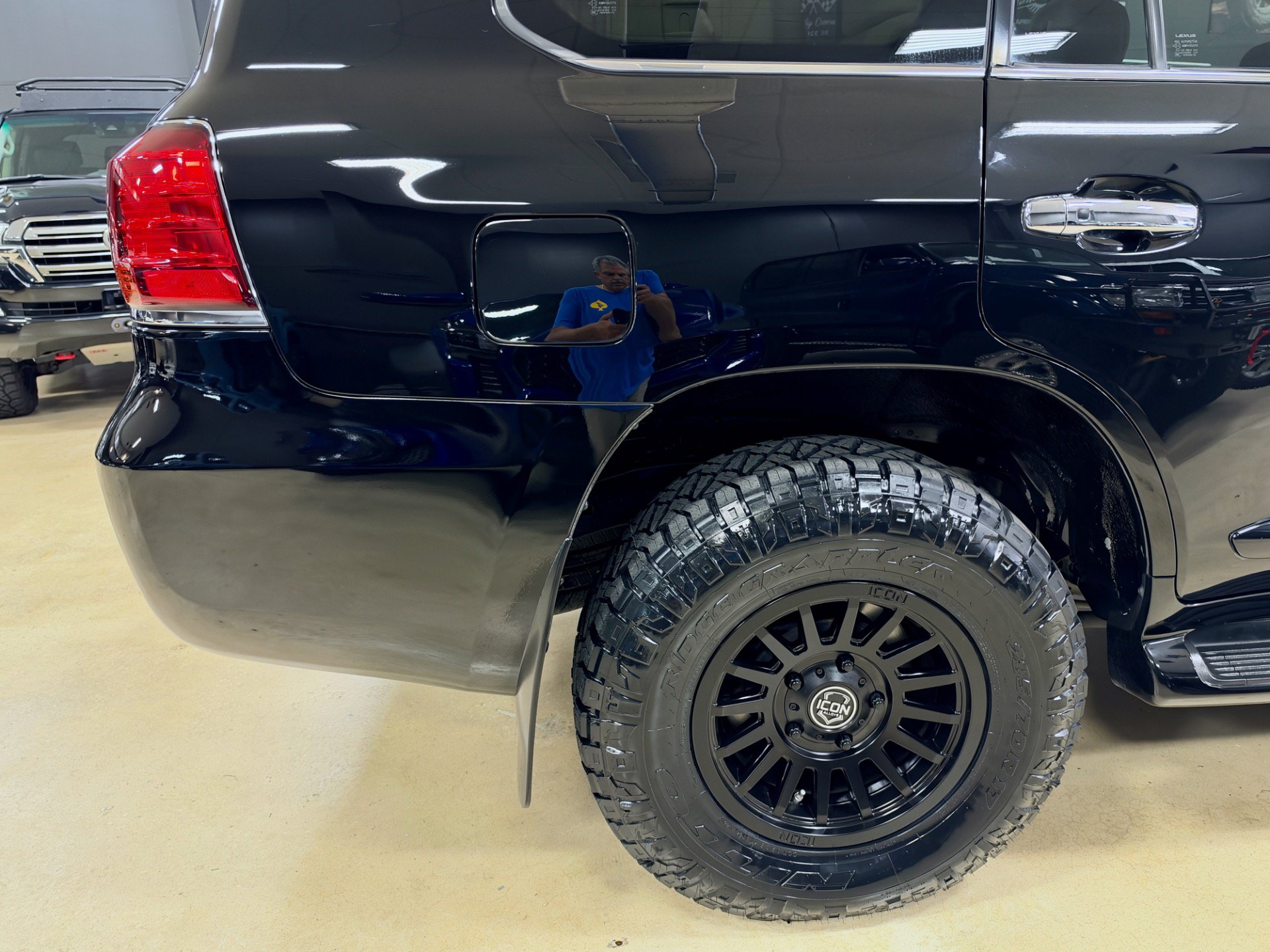 Used 2009 Lexus LX 570 4WD w/ Preferred Accessory Pkg image 14