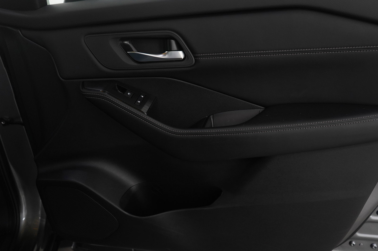 Used 2024 Nissan Rogue SV w/ SV Premium Package image 9