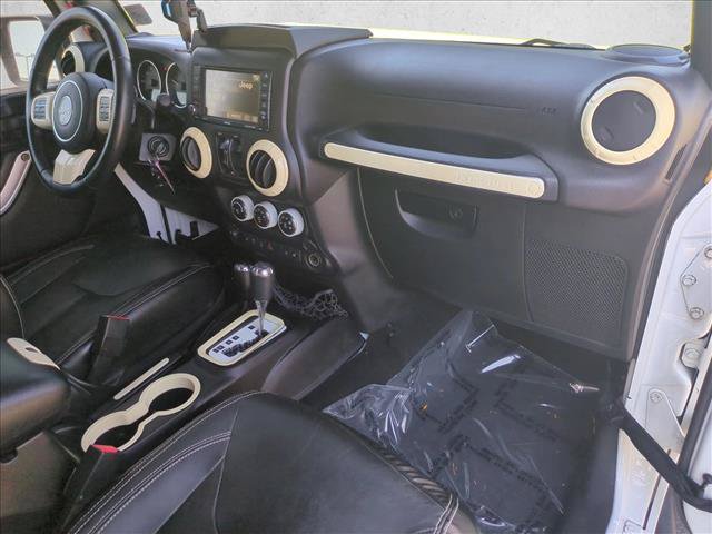 Used 2015 Jeep Wrangler Unlimited Rubicon w/ Connectivity Group AWD/4WD image 20