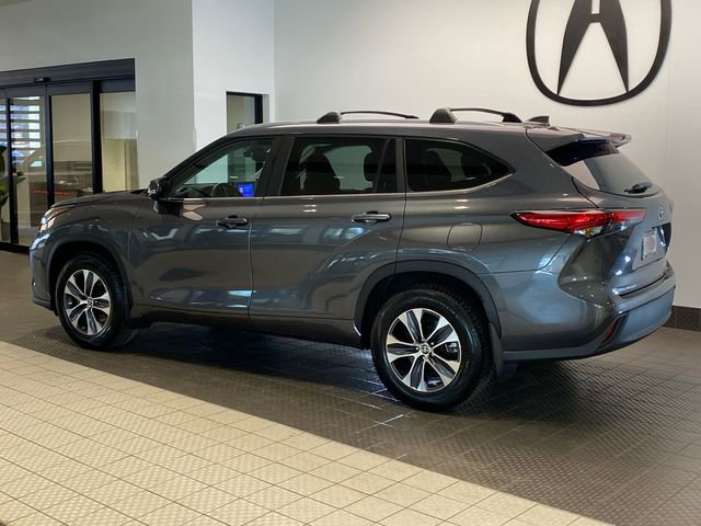 Used 2023 Toyota Highlander XLE image 4