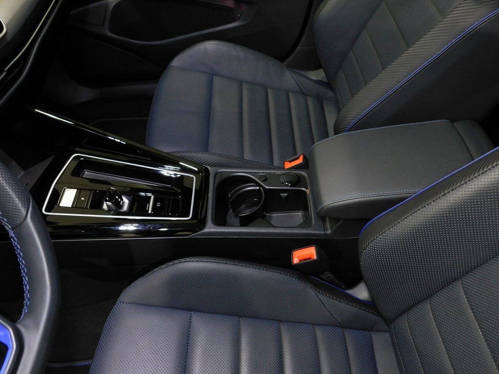 Used 2025 Volkswagen Golf 2.0T image 37