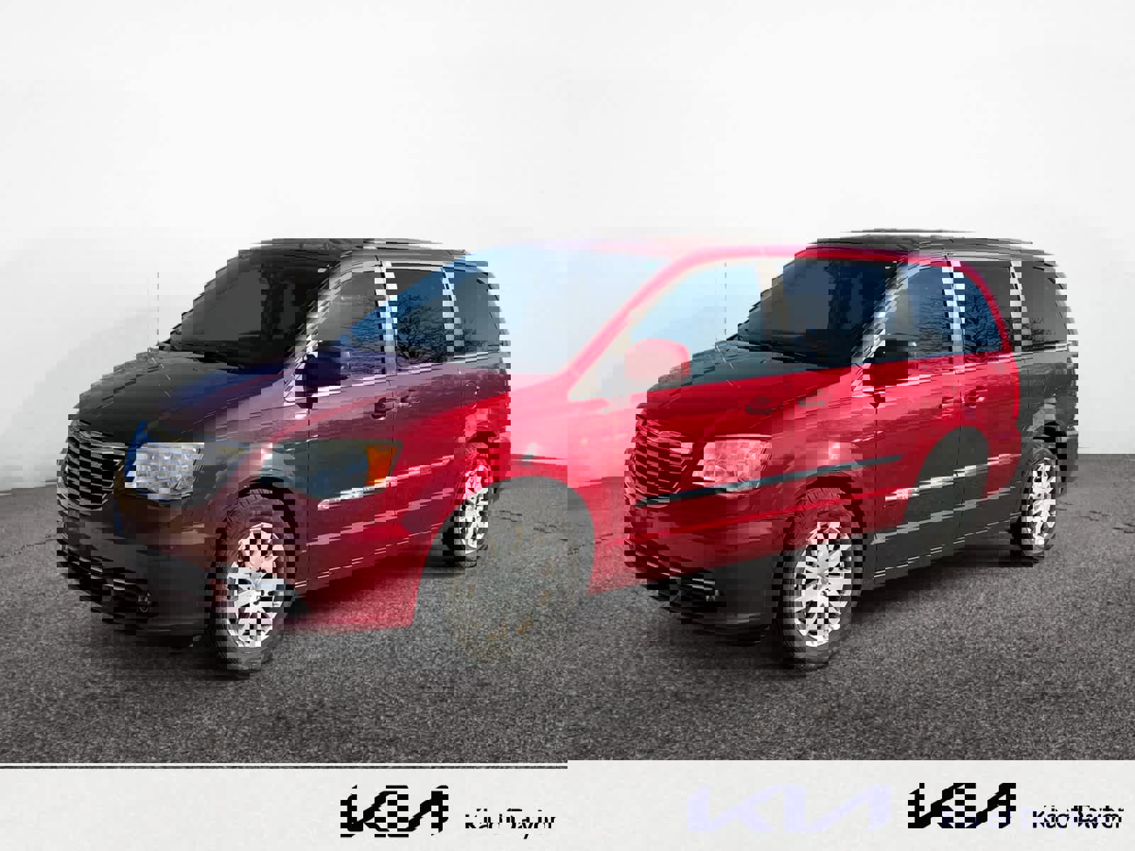 Used 2013 Chrysler Town & Country Touring image 1