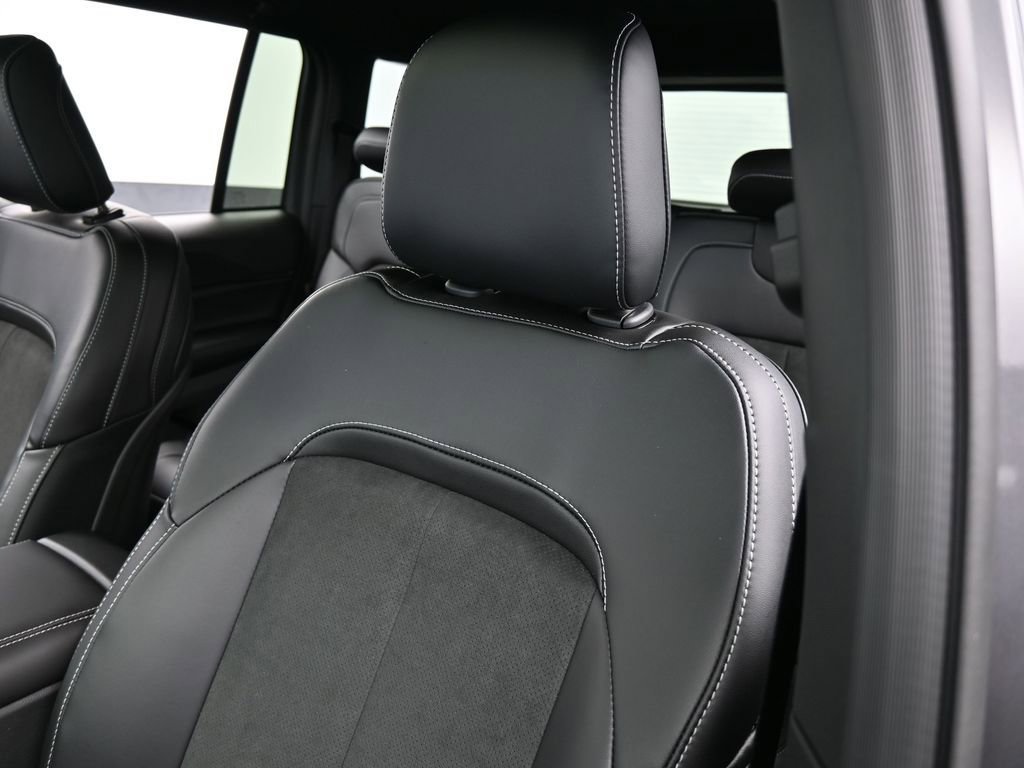 New 2025 Jeep Grand Cherokee Altitude image 17