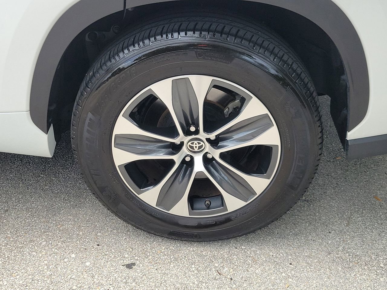 Used 2025 Toyota Highlander XLE FWD image 5