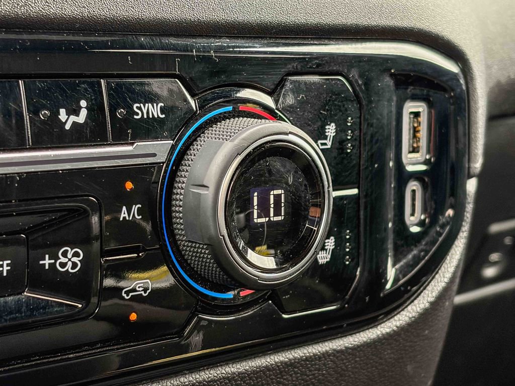 Used 2025 Chevrolet Silverado 2500 LT w/ Convenience Package image 32