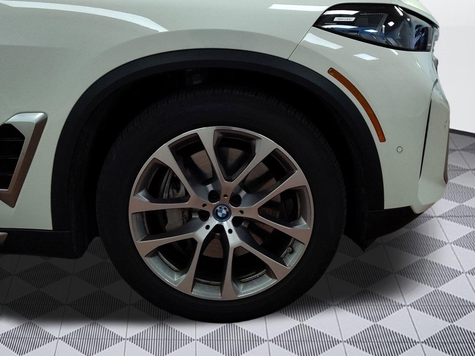 Used 2025 BMW X5 xDrive50e w/ Parking Assistance Package image 11