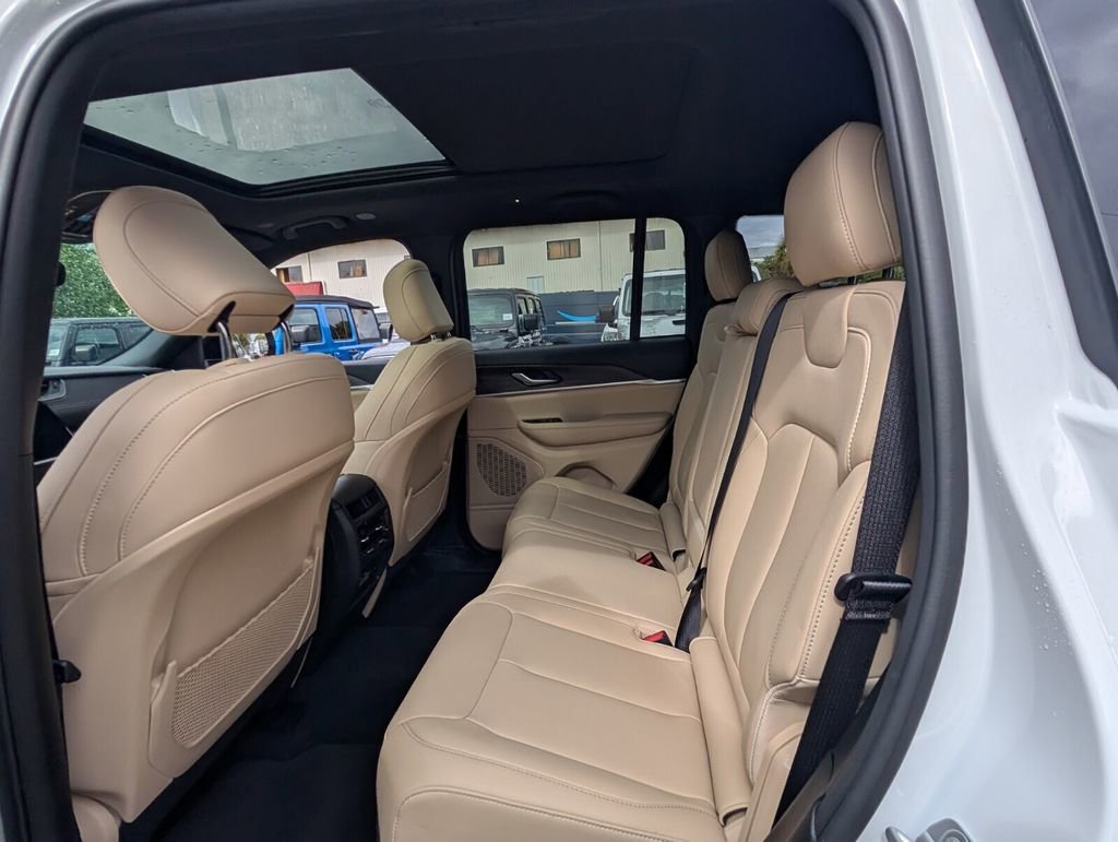 Certified 2023 Jeep Grand Cherokee Limited w/ Trailer Tow Prep Group (B) image 12