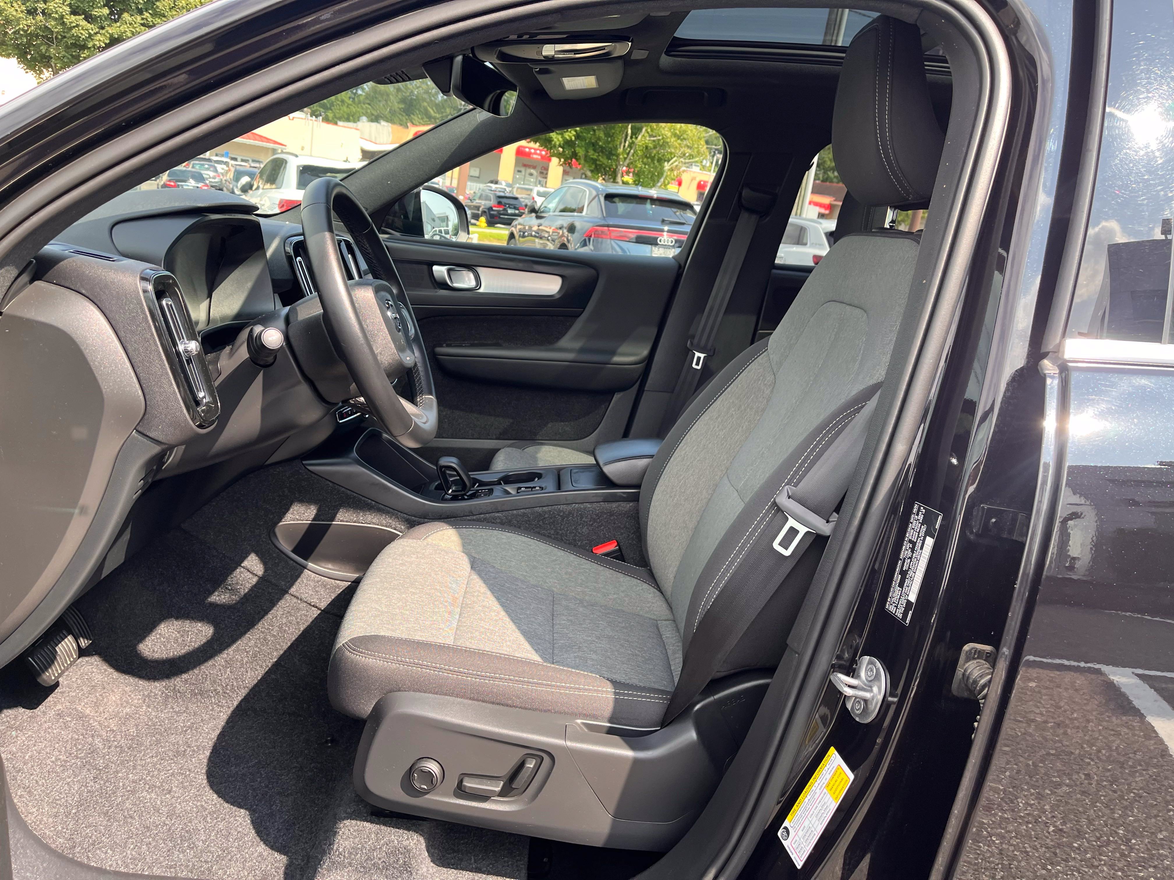 Certified 2025 Volvo XC40 B5 Core AWD/4WD image 6
