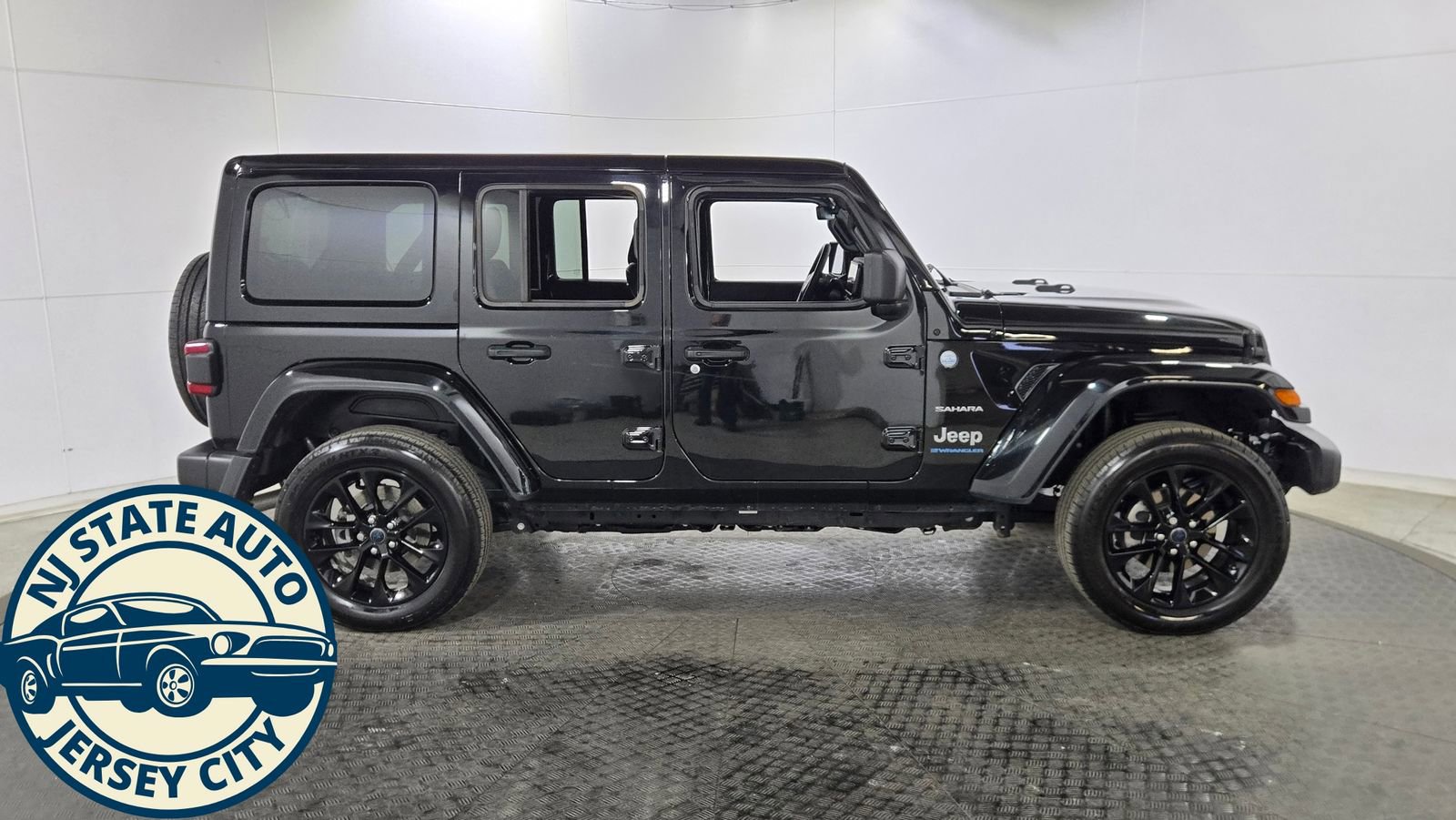 Used 2024 Jeep Wrangler Unlimited Sahara w/ Technology Group image 8