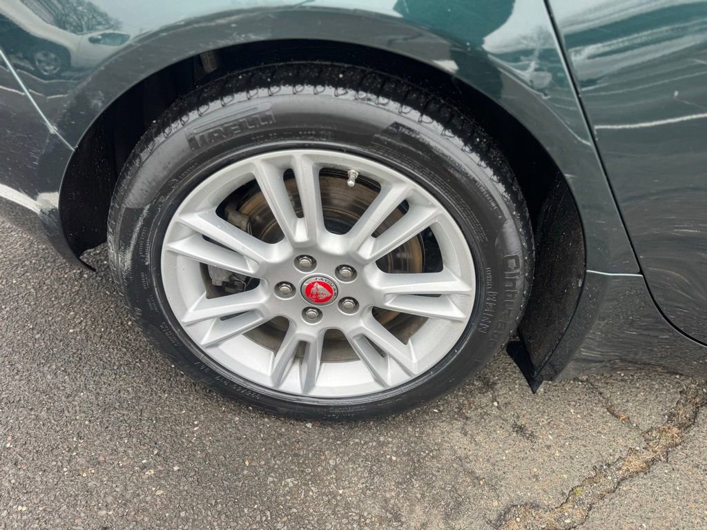 Used 2017 Jaguar XE Premium image 14