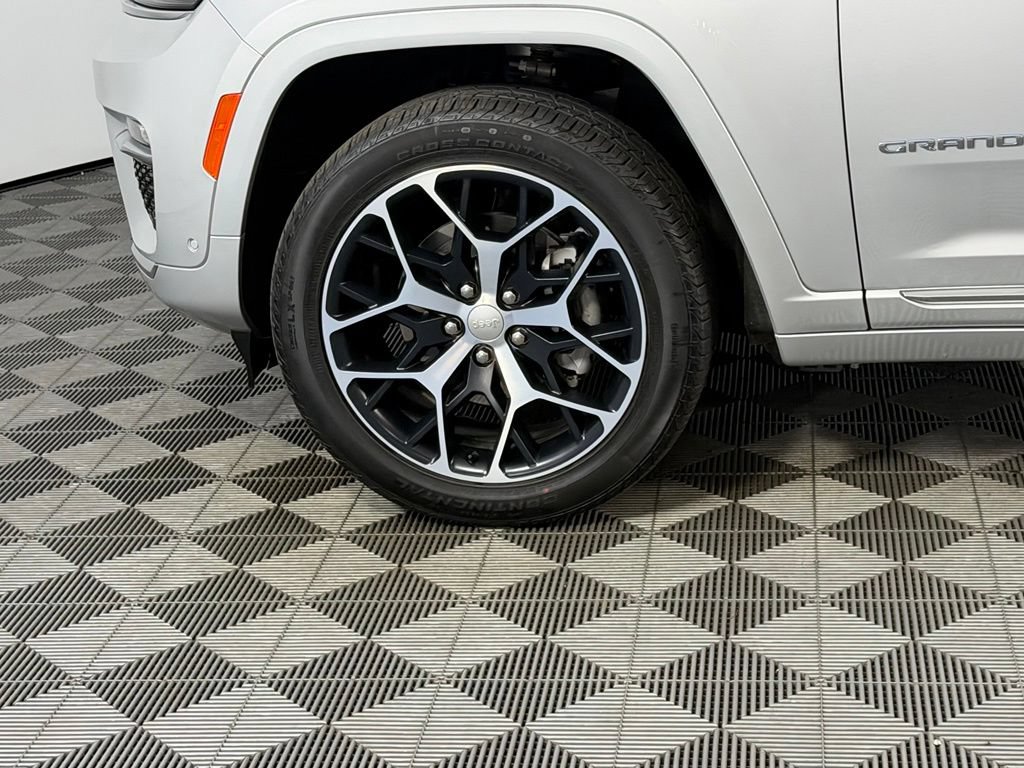 Used 2024 Jeep Grand Cherokee Summit AWD/4WD image 11