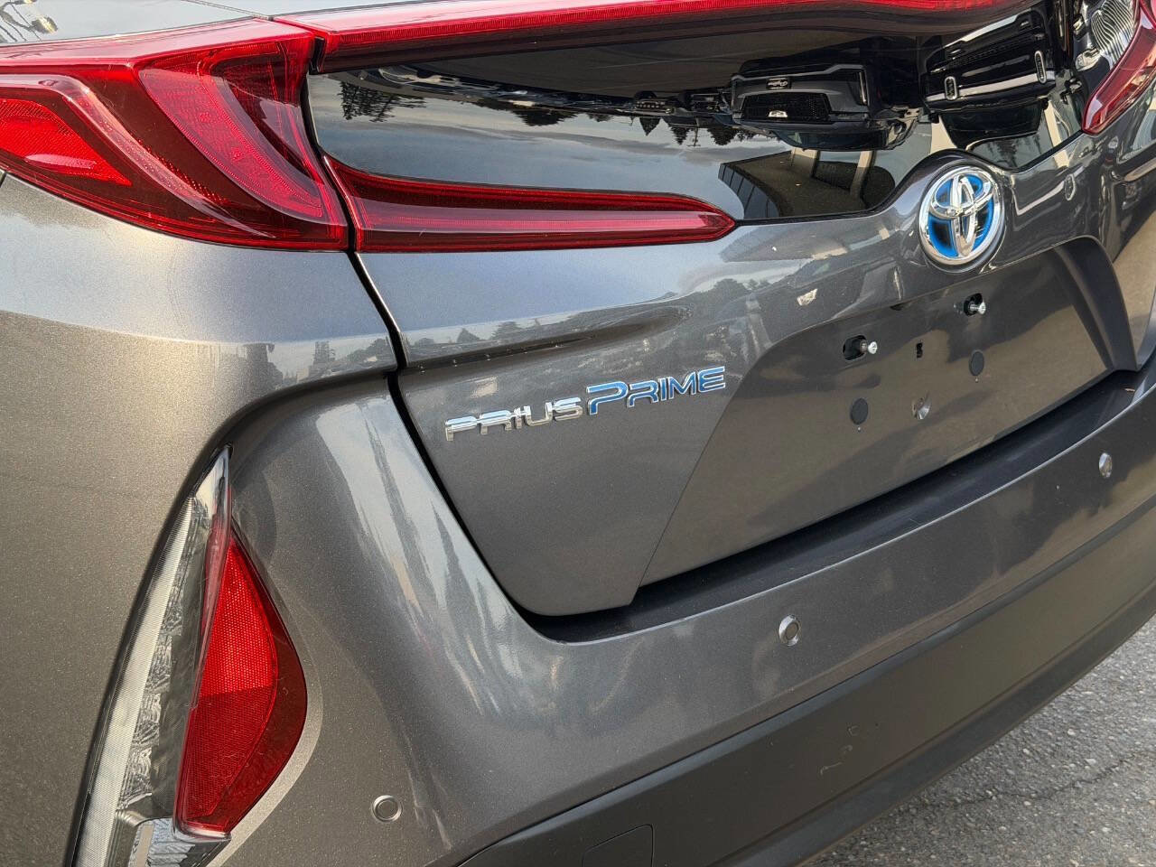 Used 2017 Toyota Prius Prime Advanced FWD image 5