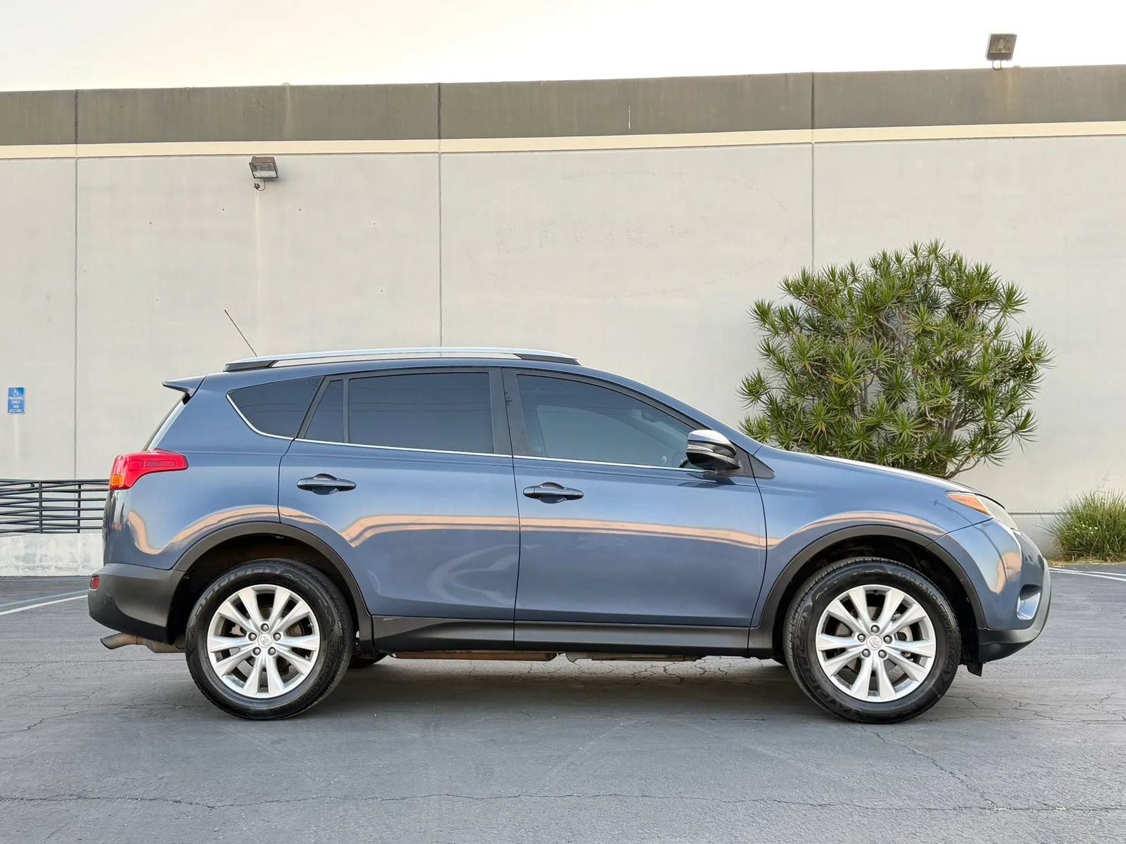 Used 2013 Toyota RAV4 Limited FWD image 3