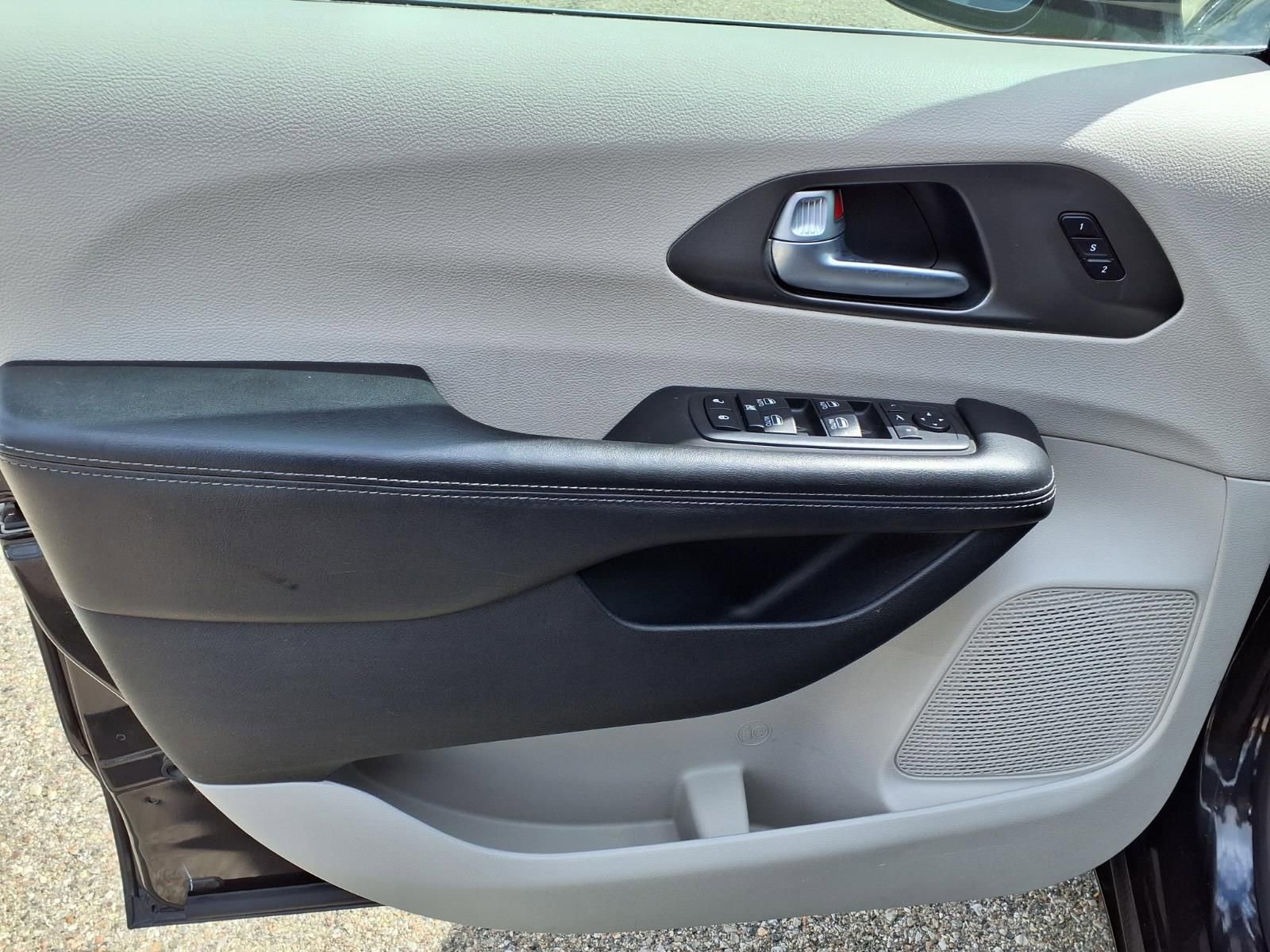 Used 2019 Chrysler Pacifica Limited FWD image 14