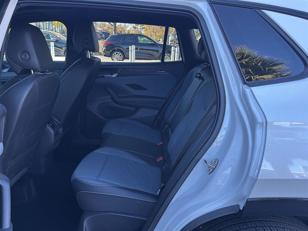 Used 2026 Volkswagen Tiguan SE R-Line AWD/4WD image 13