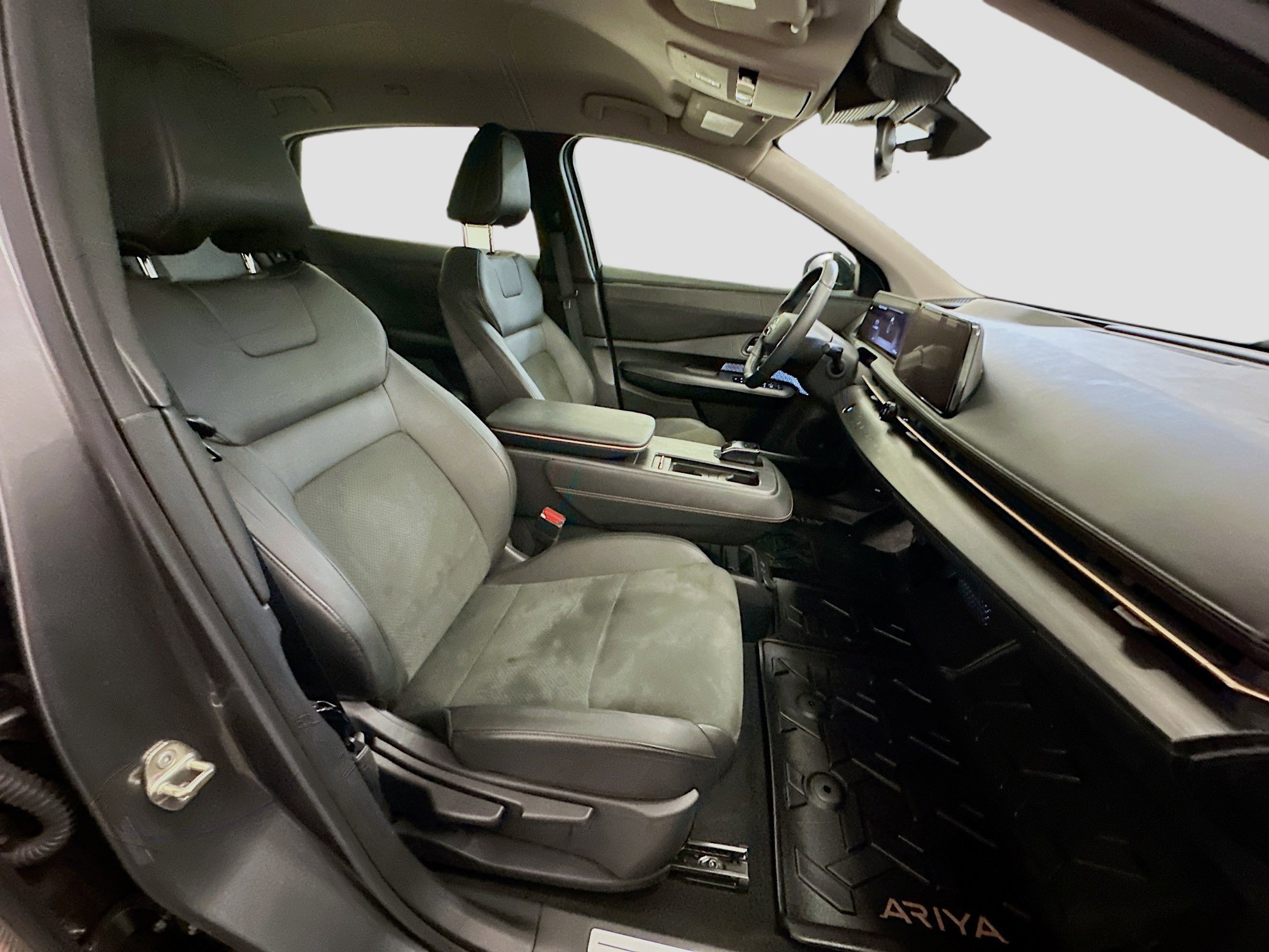 Used 2023 Nissan Ariya AWD image 32
