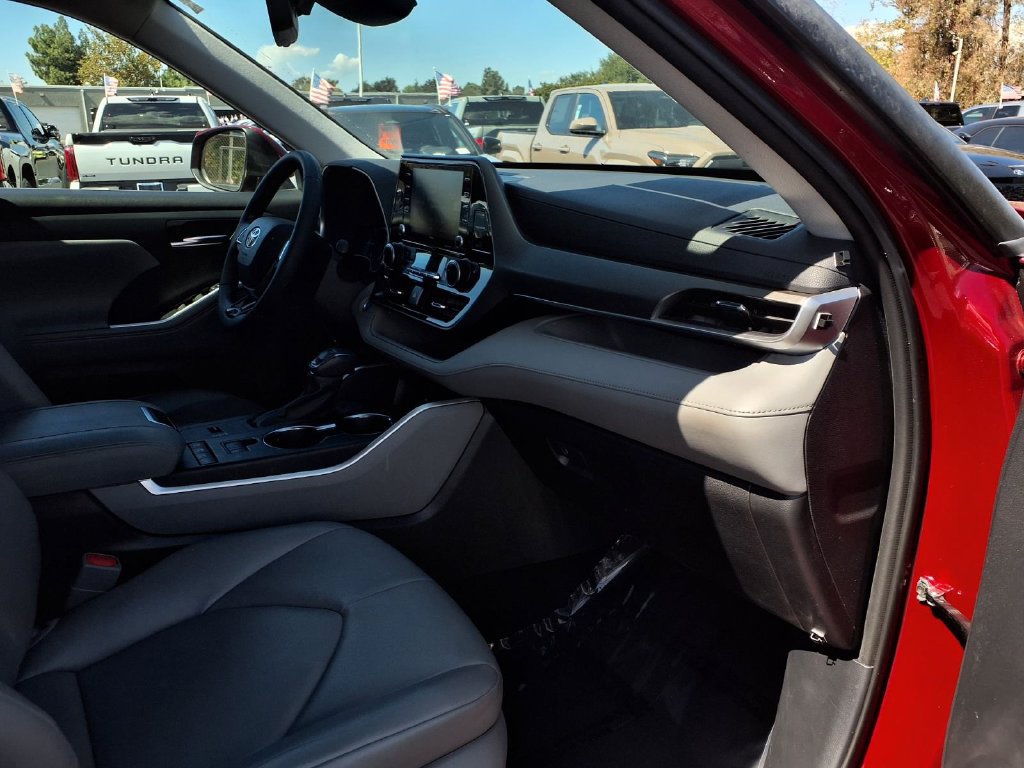 Certified 2021 Toyota Highlander XLE AWD/4WD image 36