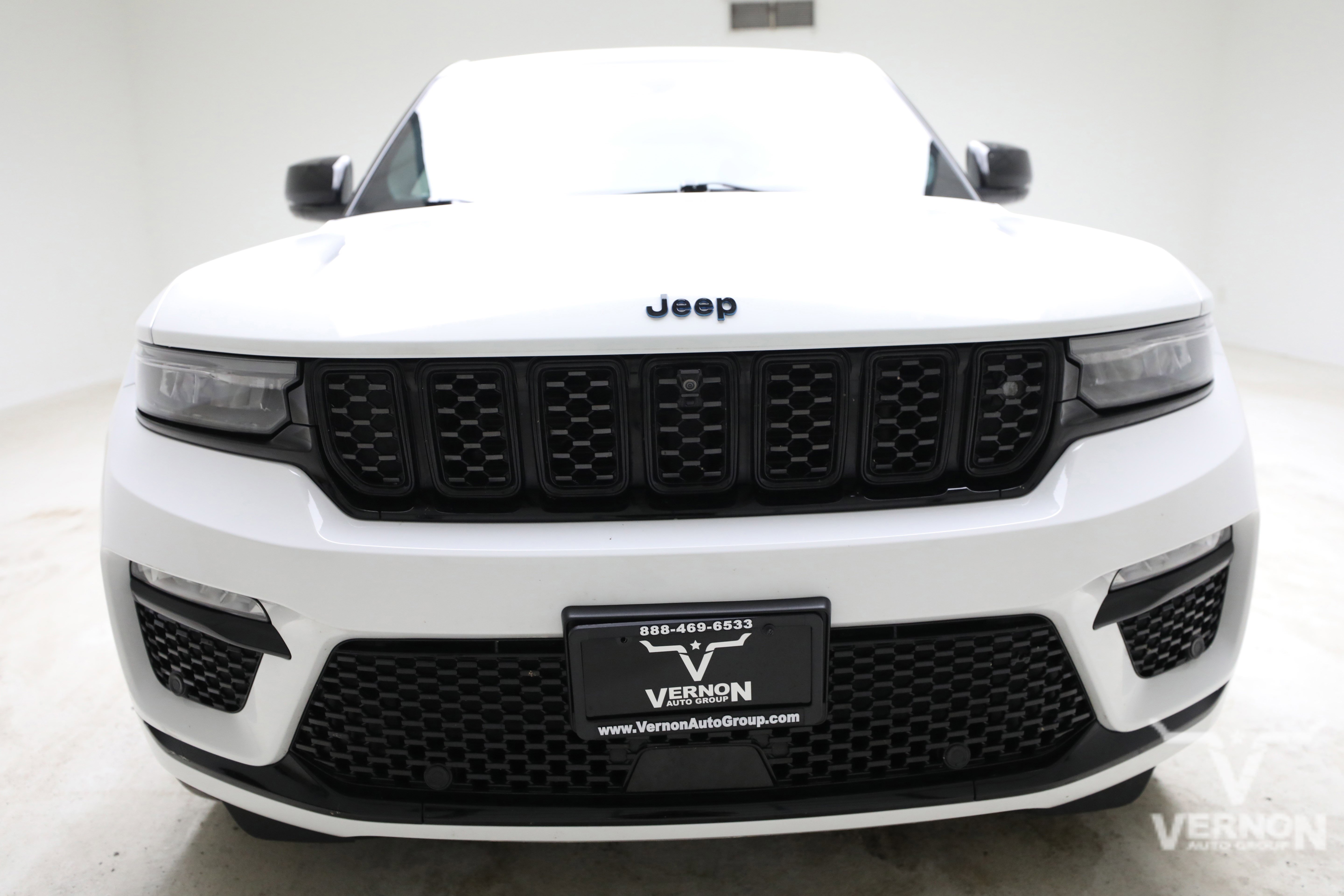 Used 2023 Jeep Grand Cherokee Summit AWD/4WD image 8