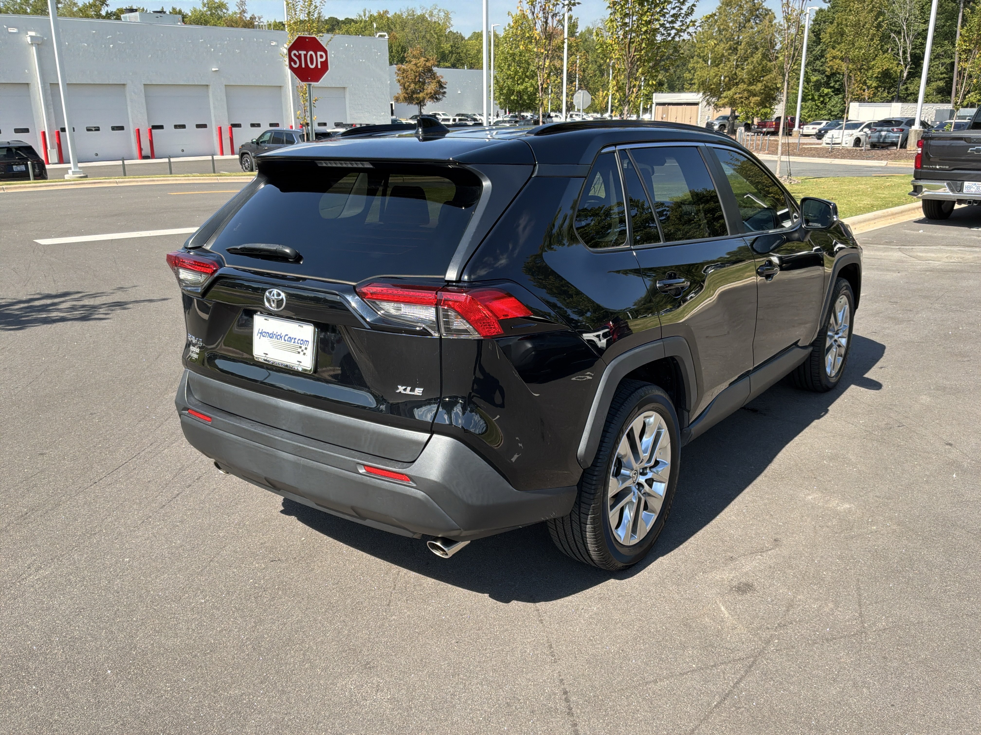 Used 2020 Toyota RAV4 XLE Premium FWD image 10
