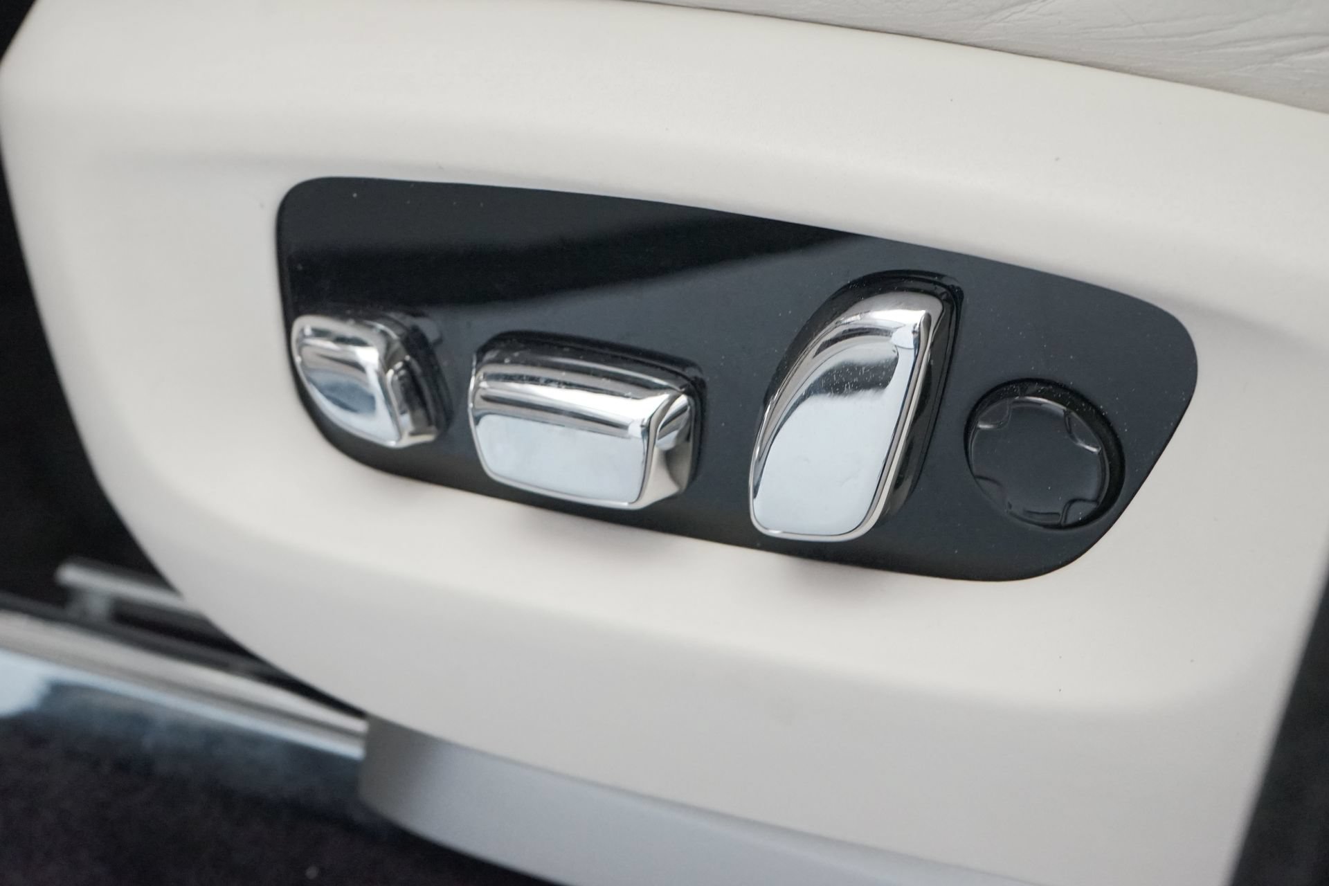 Used 2019 Rolls-Royce Cullinan AWD/4WD image 34