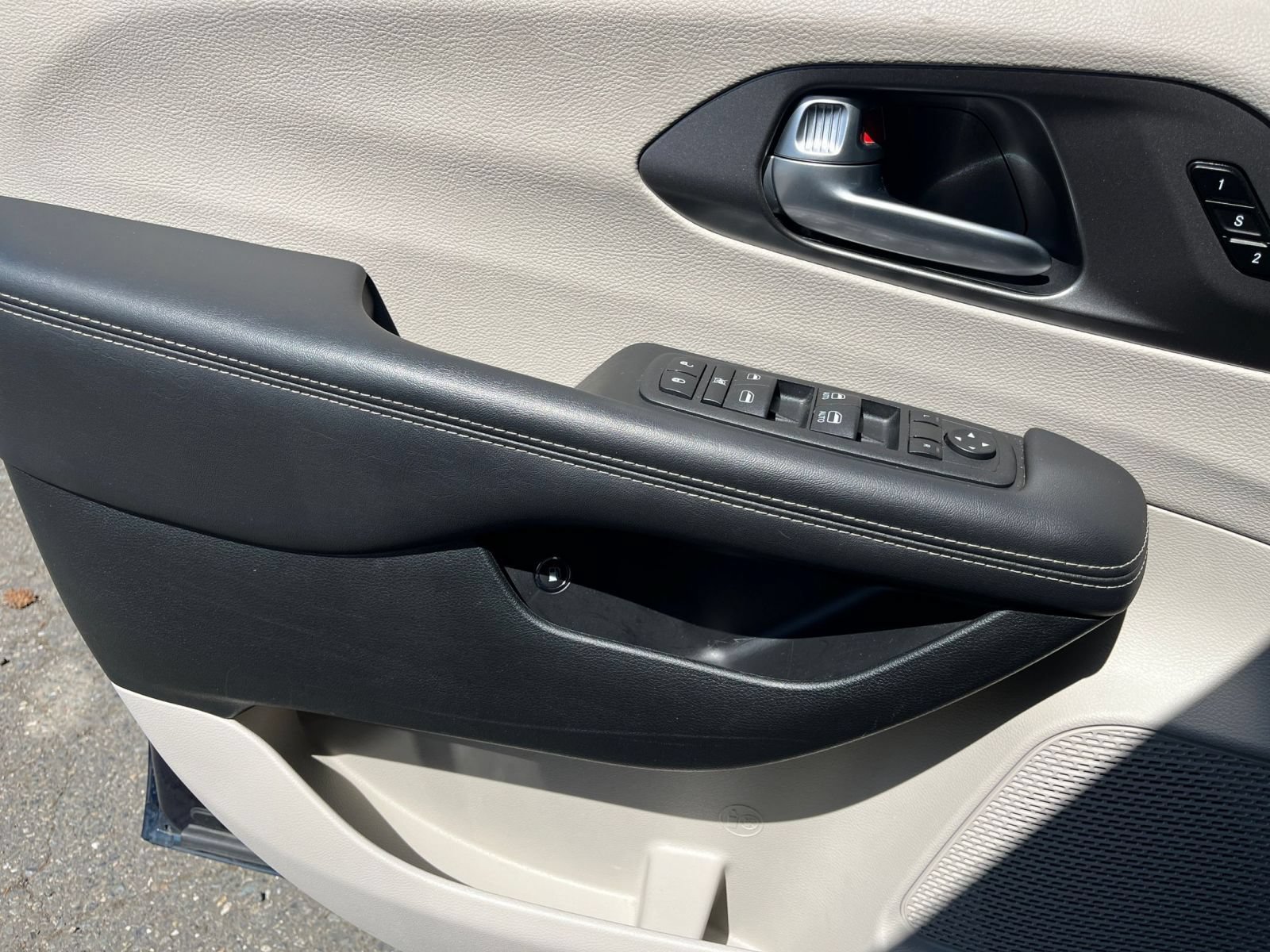 Used 2023 Chrysler Pacifica Touring-L FWD image 18