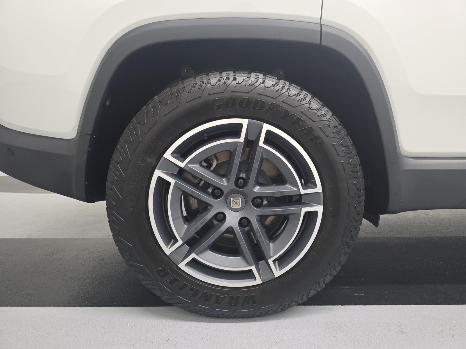 Used 2025 Rivian R1S Adventure AWD/4WD image 12