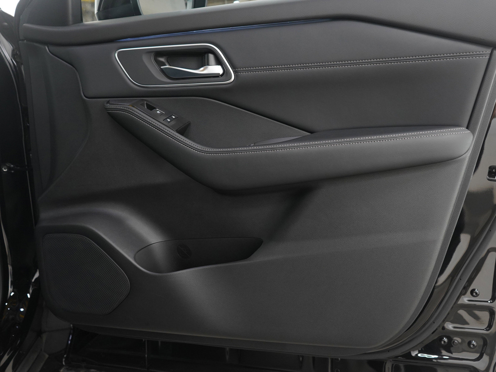 Used 2026 Nissan Rogue Platinum w/ Platinum Premium Package image 9