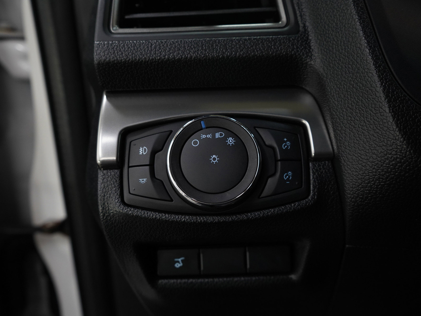 Used 2018 Ford Explorer XLT w/ Equipment Group 202A AWD/4WD image 23